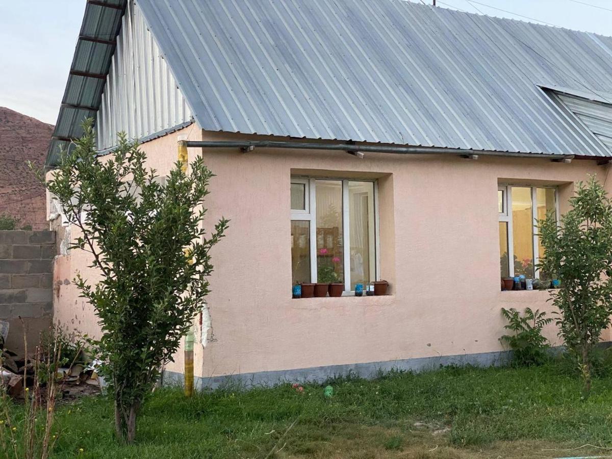 Rozalinda Guesthouse Naryn Bagian luar foto