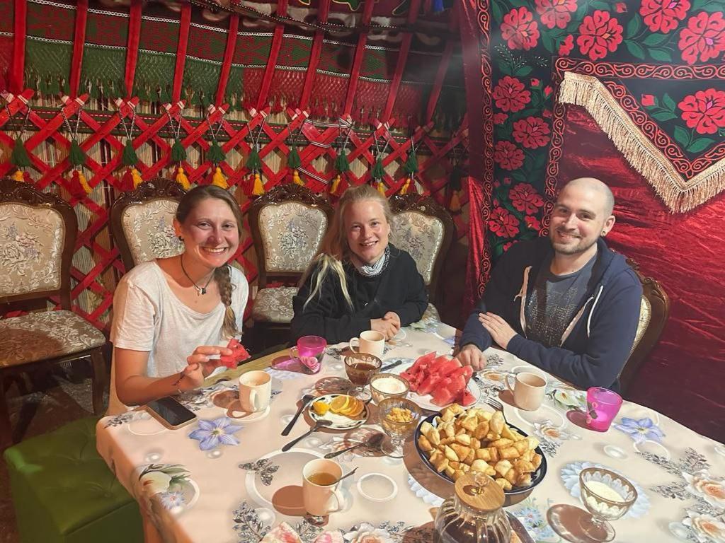 Rozalinda Guesthouse Naryn Bagian luar foto