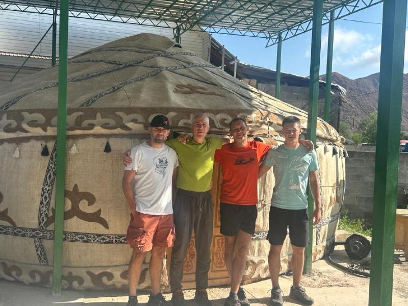 Rozalinda Guesthouse Naryn Bagian luar foto